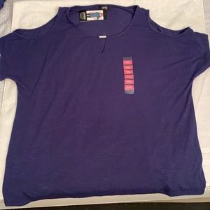 NWT Beautiful cold shoulder top.